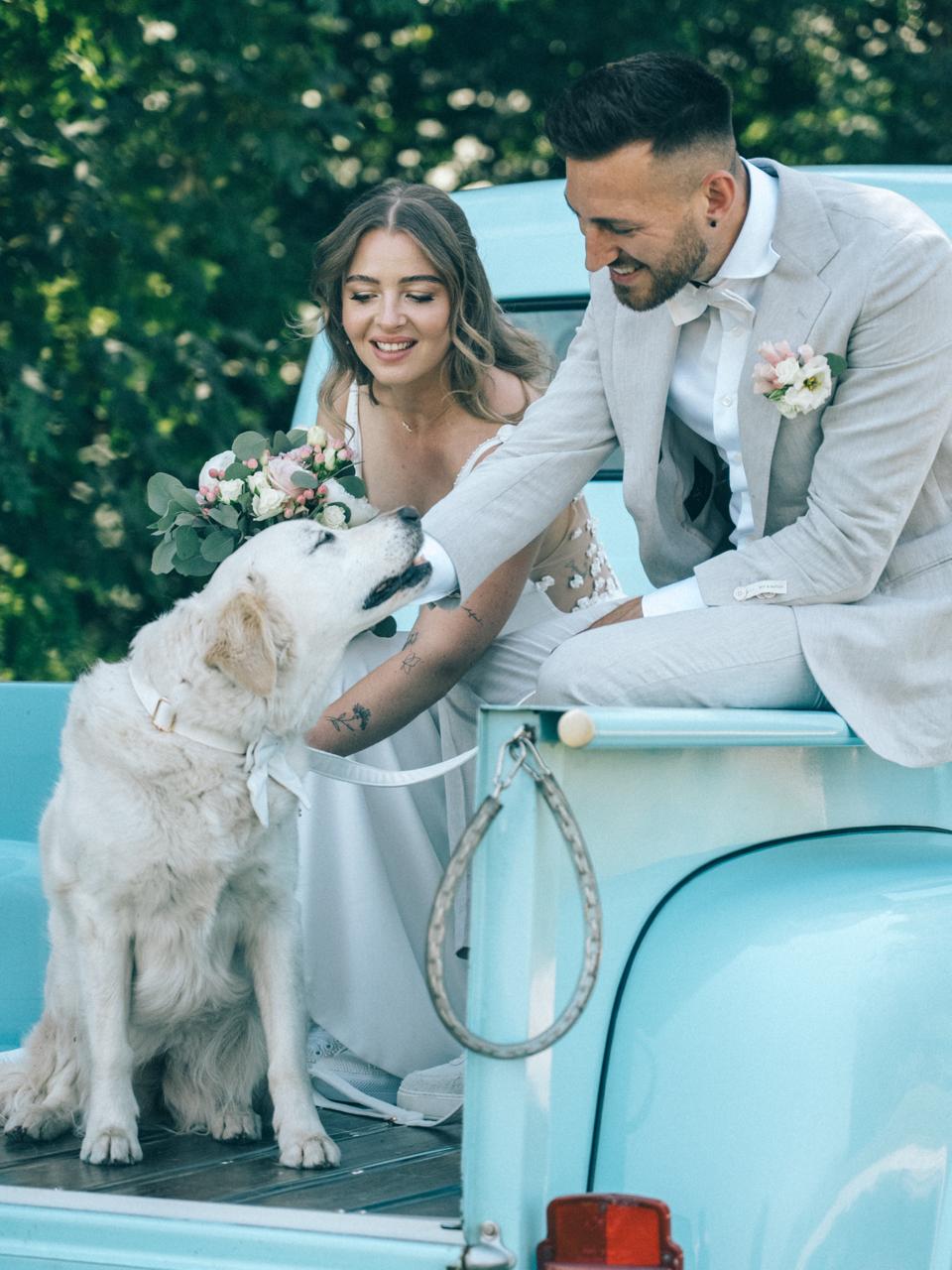 Brautpaar mit Hund am Oldtimer